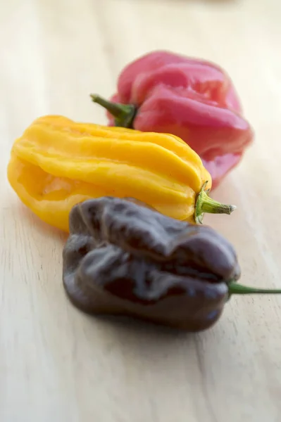 Drei Habanero Sehr Scharfe Chilischoten Gereifte Paprikaschoten Auf Holztisch — Stockfoto