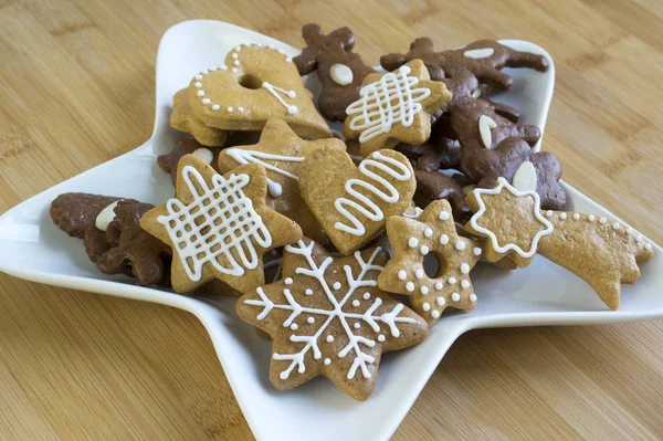 Viele Arten Von Weihnachtsplätzchen Auf Weißem Teller Lebkuchen Dunkel Und — Stockfoto