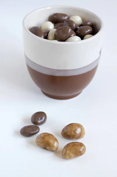 Bolas Chocolate Con Nueces Sobre Fondo Claro — Foto de Stock