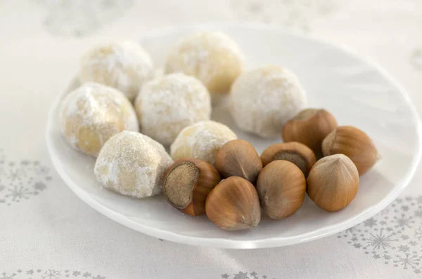 Weihnachtsplätzchen Leckere Kugeln Mit Haselnuss Und Puderzucker Weißer Teller Und — Stockfoto