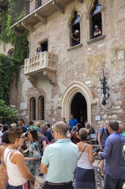 10 Haziran 2017 turist bekliyor Julie Balkon sahnesi sihirli Verona sokaklarında, Via Cappelo, İtalya