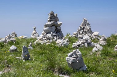 Yürüyüş yolunda beyaz taş cairns ile manzara Alta Via del Monte Baldo, tepe yolu Garda Dağları, dağ kenarı