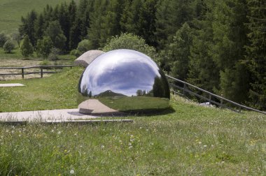 Dolomites, İtalyan Alpleri, Astronomik Gözlemevi Terrazza delle Stelle topu Cornetto Dağı yakınlarında gizli
