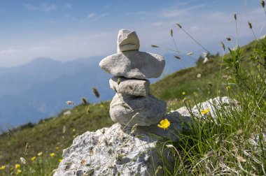 Yürüyüş yolunda beyaz taş cairns ile manzara Alta Via del Monte Baldo, tepe yolu Garda Dağları, dağ kenarı