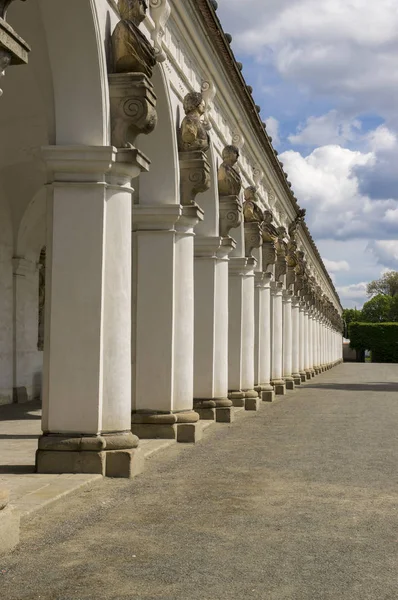 花の庭園でフランス スタイルと列柱クロメルジーシュ チェコ共和国 ヨーロッパの建物 — ストック写真