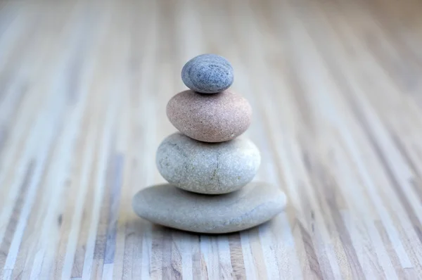 Pedra Cairn Sobre Fundo Branco Cinza Listrado Três Pedras Torre — Fotografia de Stock