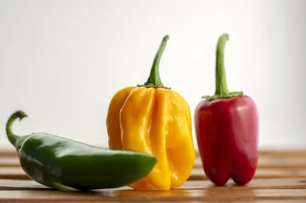 Τρία Καυτά Πιπέρια Habanero Και Jalapeno Διάφορες Χρώματος Στο Ξύλινο — Φωτογραφία Αρχείου