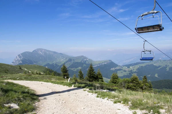 Turistická Stezka Alta Del Monte Baldo Hřeben Způsobem Alpách Lanovka — Stock fotografie