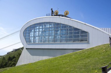 11 Haziran 2017, Malcesine 'den Monte Baldo, Garda Dağları, Alpler, İtalya, Avrupa' ya modern yüksek kapasiteli kablo hattı