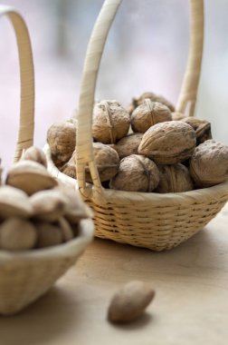 Badem ve ceviz ile iki küçük hasır sepet