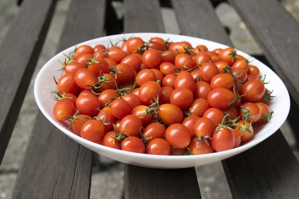 Tomates Cereja Selvagens Placa Branca Mesa Madeira — Fotografia de Stock