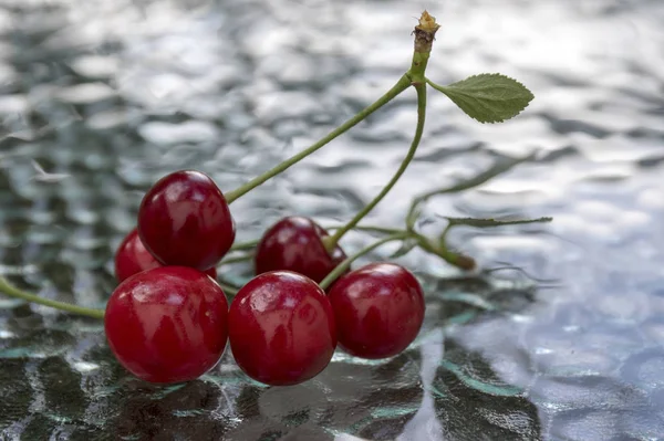 Cam Masa Kırmızı Vişne Üzerinde Olgunlaşmış Meyve Grubu — Stok fotoğraf