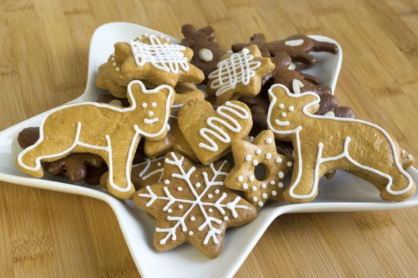 Viele Arten Von Weihnachtsplätzchen Auf Weißem Teller Lebkuchen Dunkel Und — Stockfoto