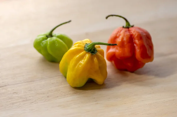 Tři Horké Papriky Habanero Různé Barvy Dřevěný Stůl Mexické Kuchyně — Stock fotografie