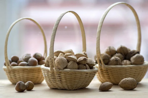 Trois Petits Paniers Osier Aux Amandes Noix Noisettes — Photo