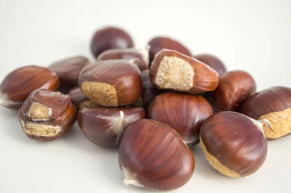 Rauwe Zoete Kastanjes Verspreid Een Witte Achtergrond Lekker Gezond Bruin — Stockfoto