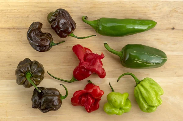 Gruppe Von Paprika Habanero Und Jalapeno Verschiedene Farben Auf Holztisch — Stockfoto