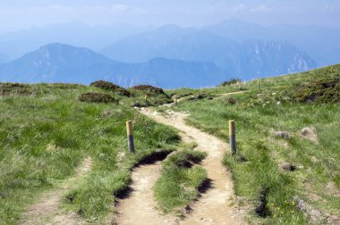 Alta Via del Monte Baldo turistik iz, izin verilen şekilde tanımlama ridge yolu Garda dağlarda, ahşap sopa