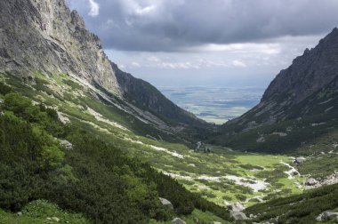 Mala studena dolina hiking trail Yüksek Tatras, yaz turizm sezonu, vahşi doğa, turistik iz