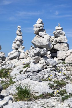 Yürüyüş yolunda beyaz taş cairns ile manzara Alta Via del Monte Baldo, tepe yolu Garda Dağları, dağ kenarı