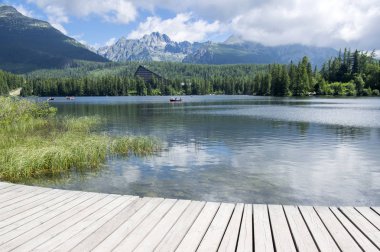 Strbske pleso, Yüksek Tatras dağlar, Slovakya, erken yaz sabahı, göl yansımalar, ahşap iskele