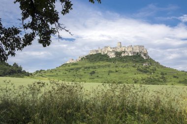 SPI kale Slovakya yeşil tepe üzerinde