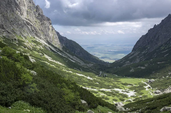 Mala studena dolina hiking trail Yüksek Tatras, yaz turizm sezonu, vahşi doğa, turistik iz