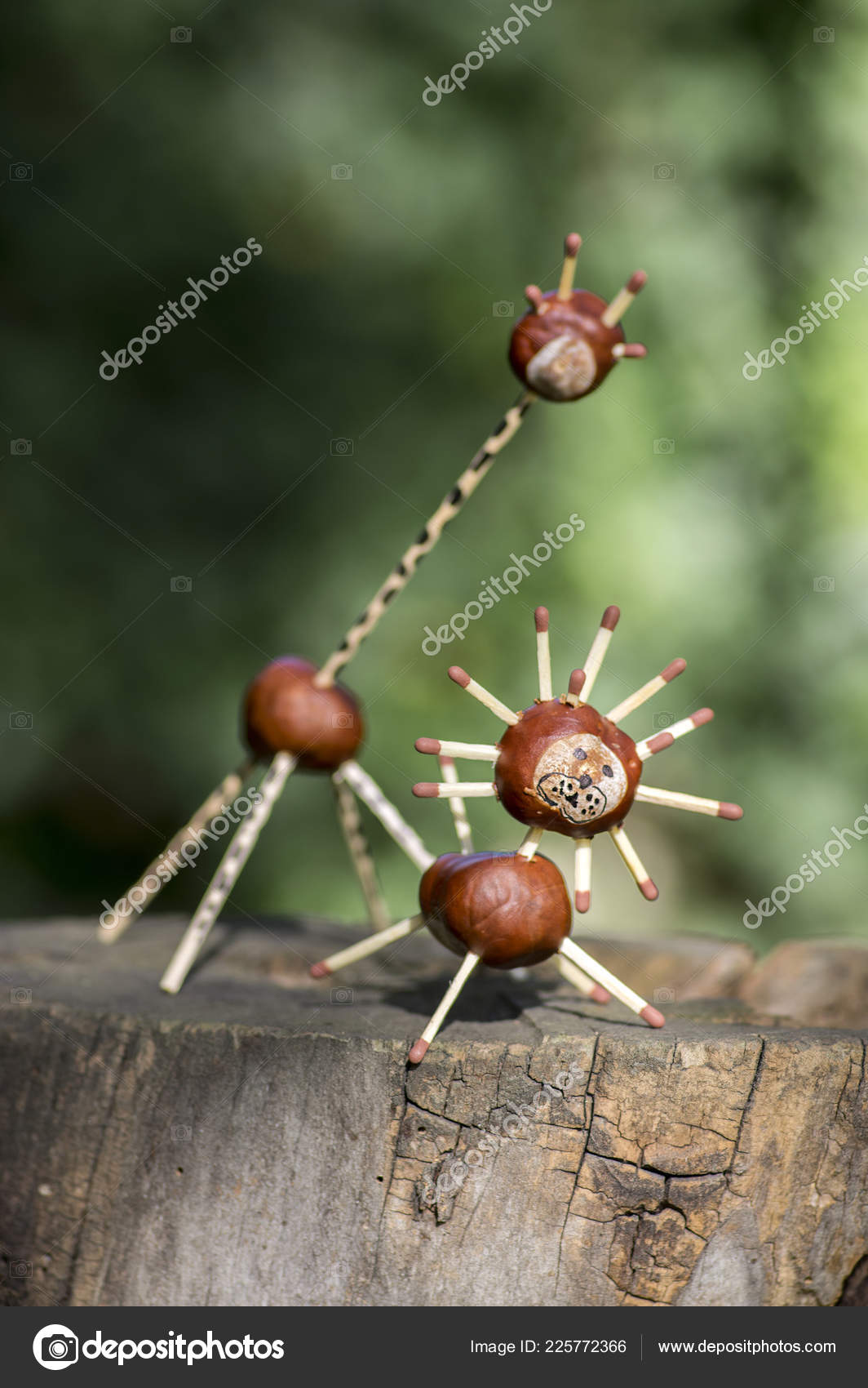 Dos Divertidos Animales Castaña Sobre Tronco Árbol Fondo Verde Artesanía —  Foto de stock #225772366 © ivusakzkrabice, image size:1064x1700