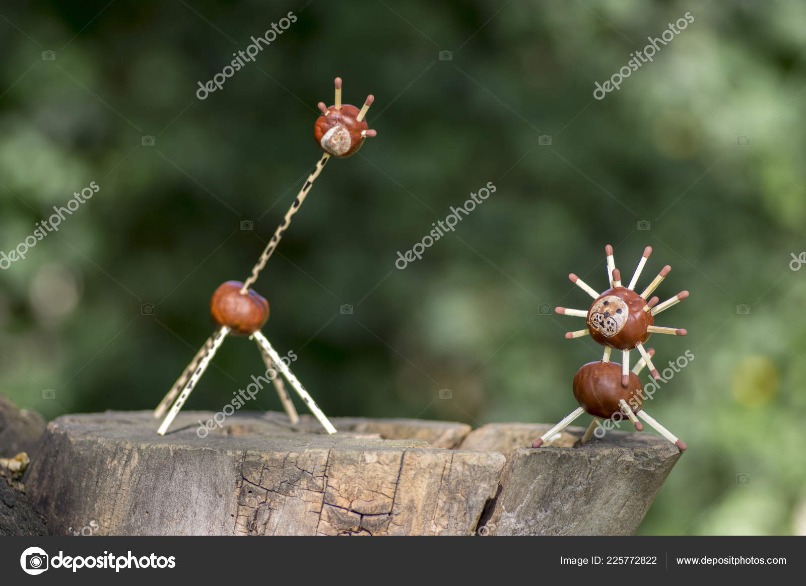 Dos Divertidos Animales Castaña Sobre Tronco Árbol Fondo Verde Artesanía —  Foto de stock #225772822 © ivusakzkrabice, image size:1600x1164