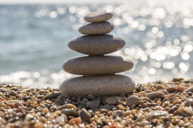 Taş ve çakıl yığını, uyum ve denge, sahil üzerinde bir taş cairn