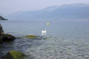 Genel çakıl plaj göl kıyısında Lago Di Garda, Toscolano Maderno, İtalya