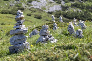Yürüyüş yolunda beyaz taş cairns ile manzara Alta Via del Monte Baldo, tepe yolu Garda Dağları, dağ kenarı