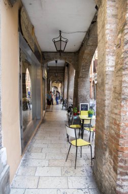 Ferrara, İtalya - 13 Haziran 2017, yerler ve insanlar ile Ferrara sokakları, sandalye ve masa kahve evi