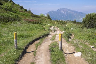 Alta Via del Monte Baldo turistik iz, izin verilen şekilde tanımlama ridge yolu Garda dağlarda, ahşap sopa