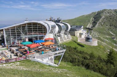 11 Haziran 2017, Malcesine 'den Monte Baldo, Garda Dağları, Alpler, İtalya, Avrupa' ya modern yüksek kapasiteli kablo hattı