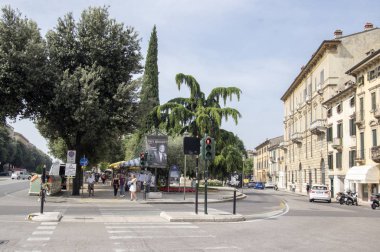 10 Haziran 2017 turist sokaklarda sihirli Verona, İtalya