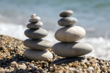 Taş ve çakıl yığını, uyum ve denge, iki sahil üzerinde cairns taş