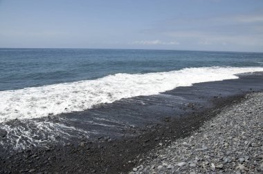Sahil Ponta de Sol çakıl taşı plajı ve kayalık yeşil kıyı şeridi, kayalıklar, Madeira adası, Portekiz