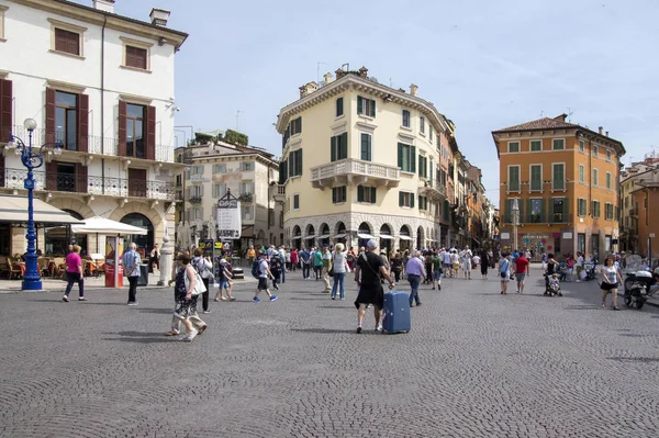 2017年6月10日 意大利胸罩广场维罗纳神奇街道上的游客 — 图库照片
