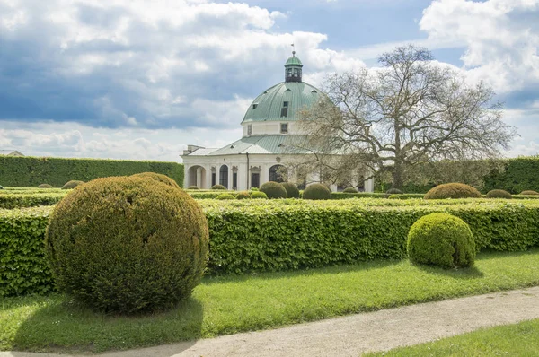 花の庭園でフランス スタイルとクロメルジーシュ チェコ共和国 ヨーロッパの建物の円形建築 — ストック写真