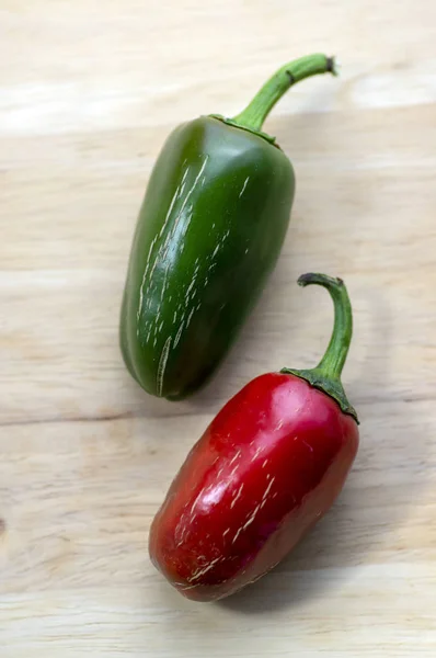 Capsicum Annuum Chilli Horké Feferonek Skupina Zelených Červených Plodů Dřevěný — Stock fotografie