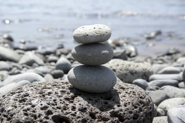 マデイラ海岸 身のこなしの石 岩禅の彫刻 光の灰色の小石 つ石ケアン タワー ブルーの海背景 — ストック写真