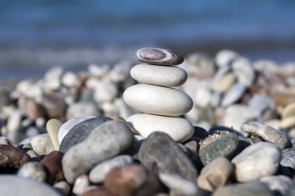石と小石のスタック 調和とバランス 海岸の つ石ケアン — ストック写真