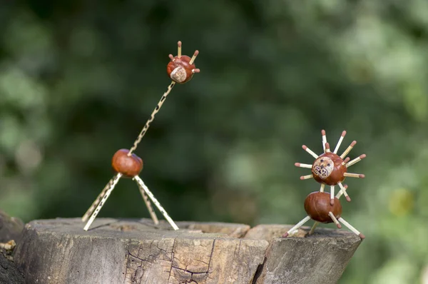 Dois Animais Castanha Engraçados Toco Árvore Fundo Verde Artesanato Tradicional — Fotografia de Stock