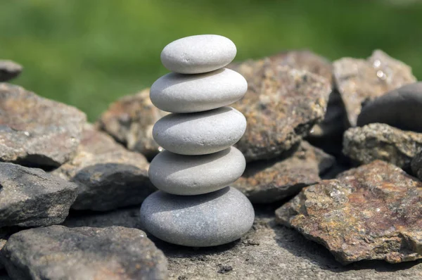和谐平衡 简单鹅卵石塔在另一个鹅卵石 五石头 — 图库照片