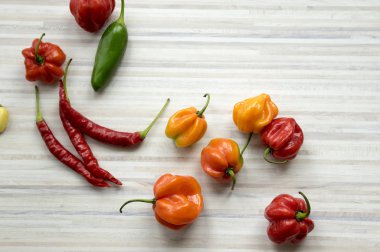 Habanero biber, acı ve jalapano, çeşitli renk ahşap masa, Meksika mutfağı çok sıcak malzemeler, olgunlaşmış ve unripened meyve grubu