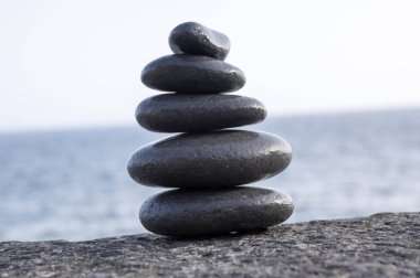 Beş taş cairn Kulesi, rock zen heykel, siyah çakıl ve okyanus açık mavi renkli