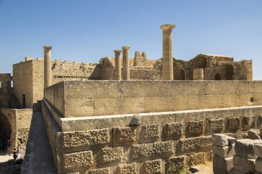 Lindos Akropolis Kalesi güçlendirilmiş yaz turizm sezonu, Arkeoloji harabeleri, mavi gökyüzü sırasında