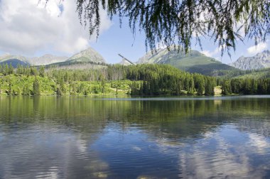 Strbske pleso, Yüksek Tatras dağlar, Slovakya, erken yaz sabahı, doğa yansımaları, skijump İnşaat