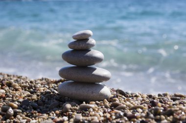 Taş ve çakıl yığını, uyum ve denge, sahil üzerinde bir taş cairn